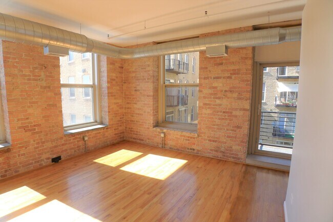 Building Photo - 420 S Clinton St