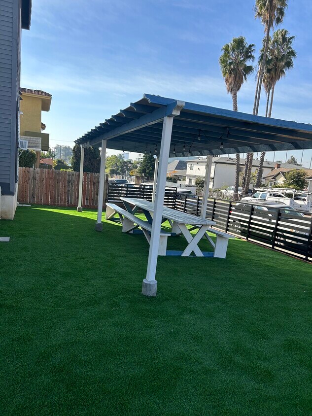 Building Photo - 4526 Rosewood Ave