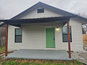 Building Photo - 1409 Summit St