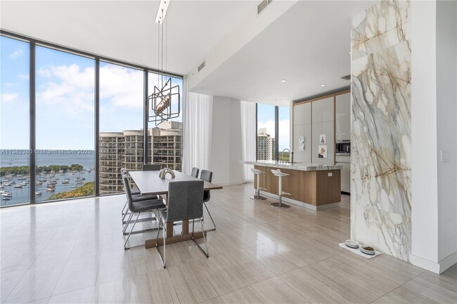 Building Photo - 2821 S Bayshore Dr