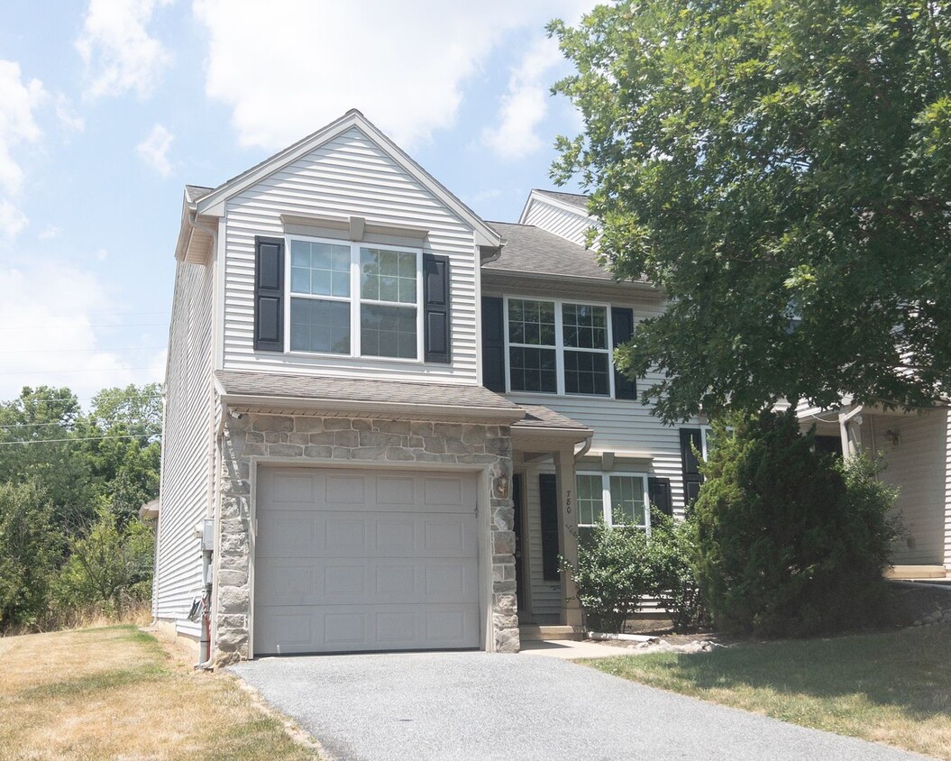 Primary Photo - Townhome with 3 beds, 2.5 baths