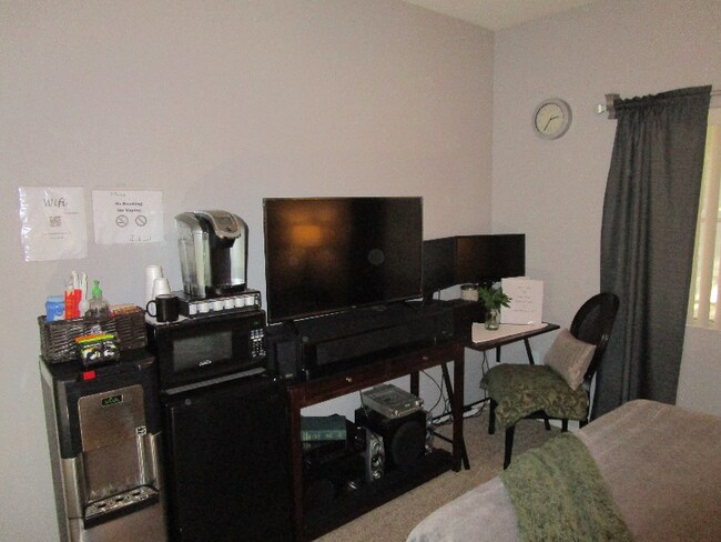 Foto del edificio - 3830 E Lakewood Pkwy W
