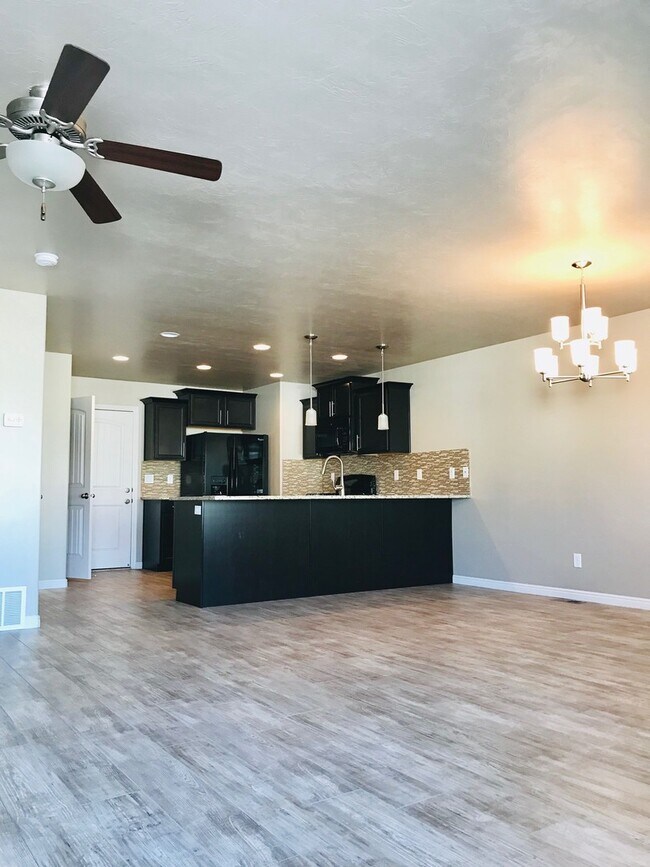 Building Photo - 4 Bedroom/2.5 Bathroom Townhome in Riverton