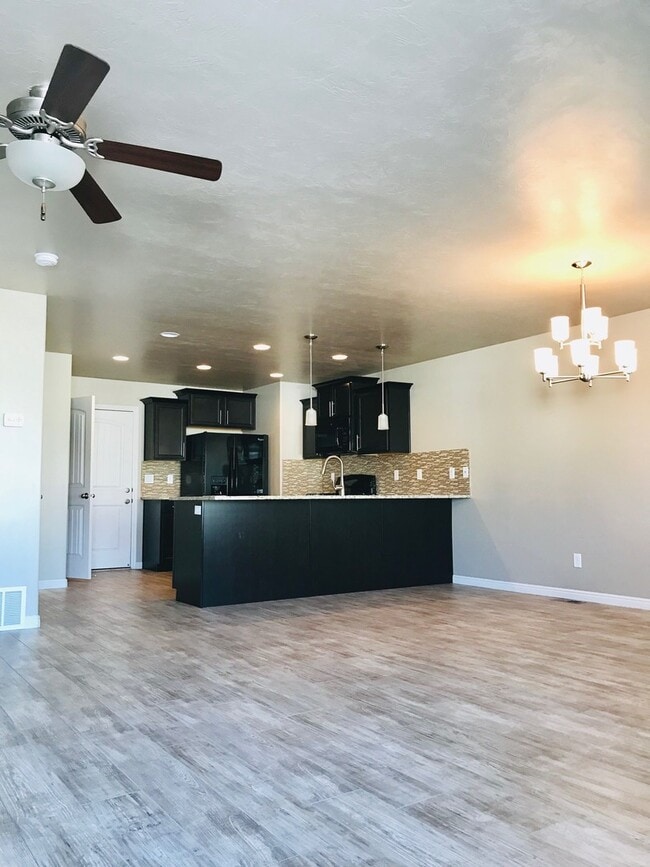 Building Photo - 4 Bedroom/3 Bathroom Townhome in Riverton!