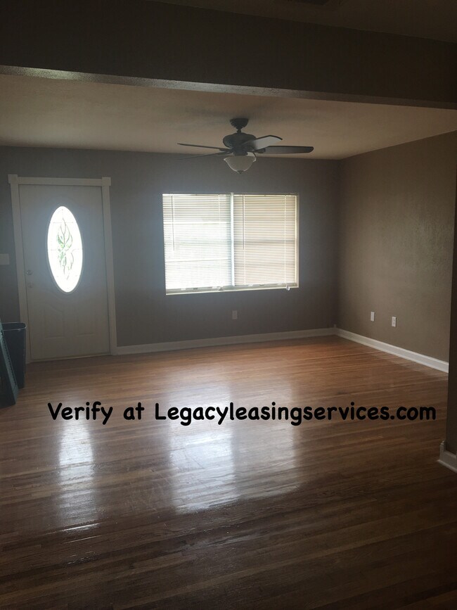 Building Photo - Remodeled 4/2 Home-Lawncare Included