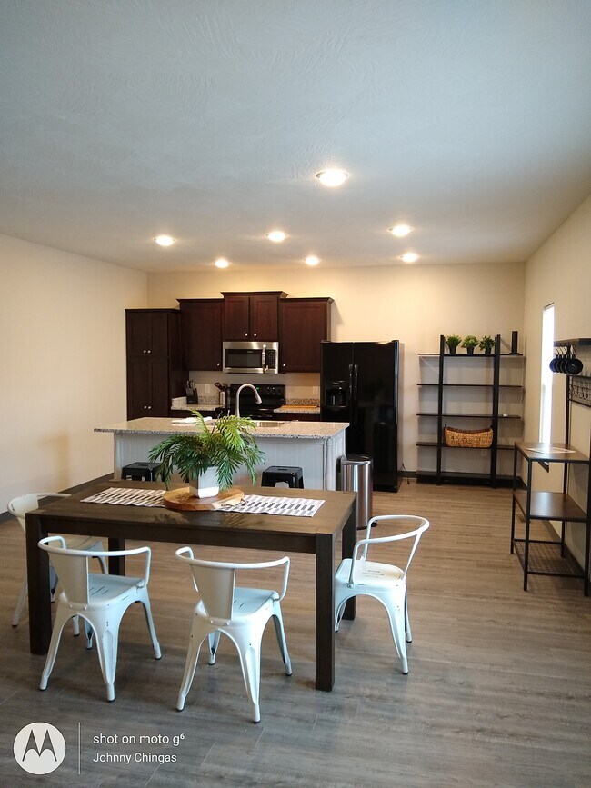 Vista alternativa del edificio - 807 South Ave