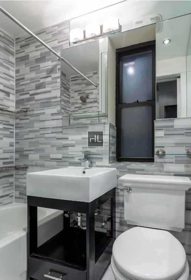 Building Photo - HUDSON ST.