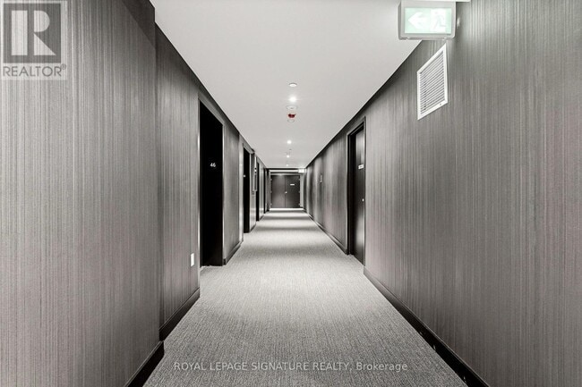 Building Photo - 448 Burnhamthorpe Rd W