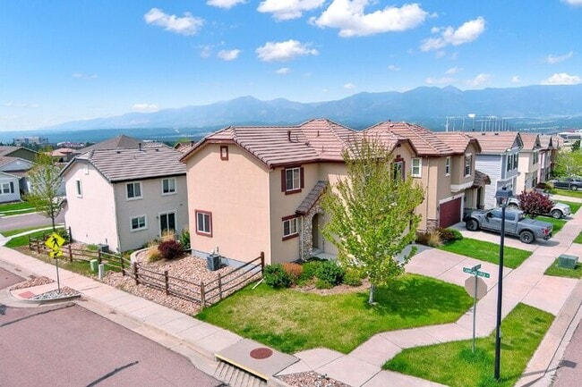 Building Photo - Low-Maintenance Northgate Home with Loft, Fireplace, and Mountain Views