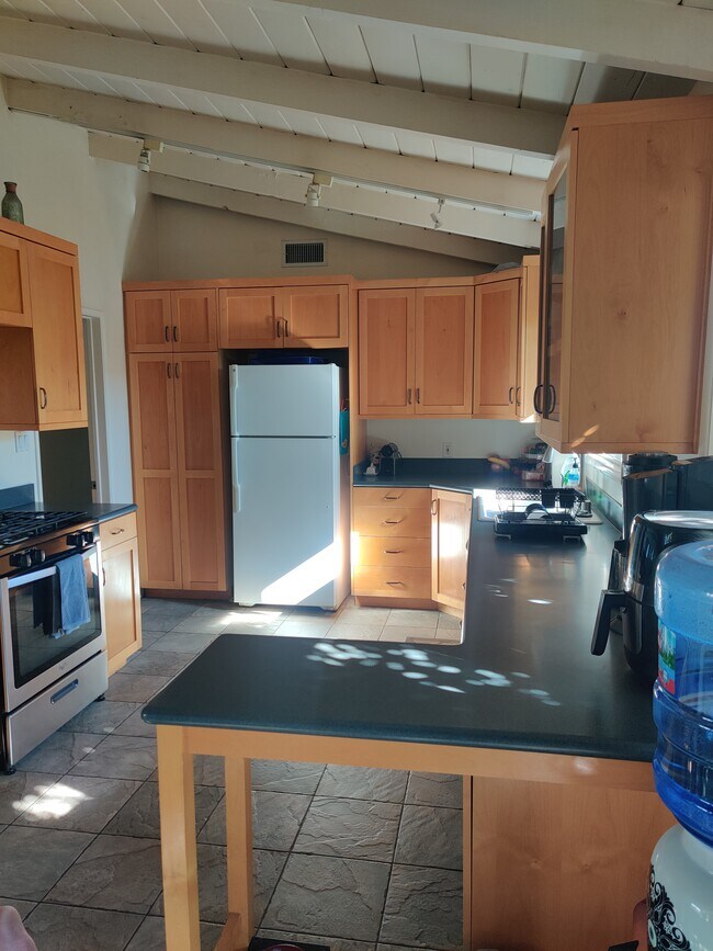 Kitchen - 3208 N Poinsettia Ave