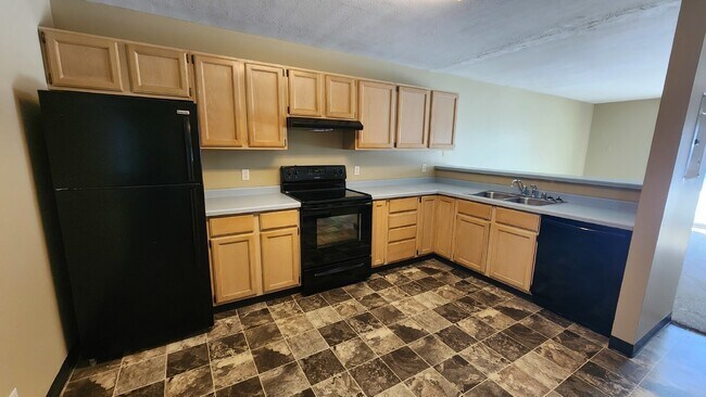 Foto del edificio - 2 Bedroom, 1 1/2 Bathrooms With Attached Garage! Available May 1st!