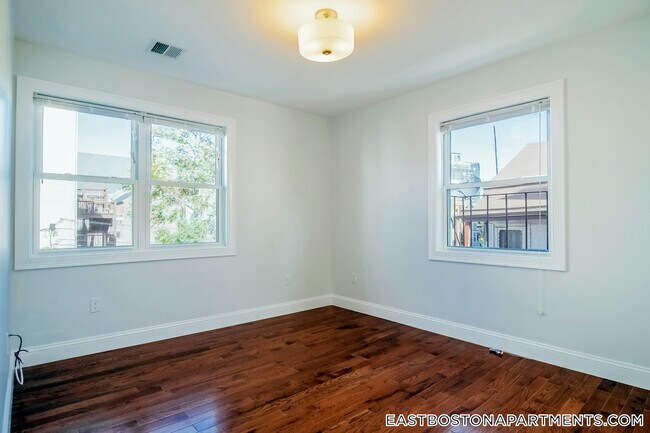 Foto del edificio - 108 Maverick St