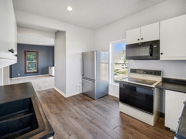 Building Photo - 6801 Lexington Ave