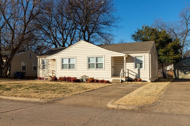 Building Photo - Beautiful Brookside duplex unit - NO PETS