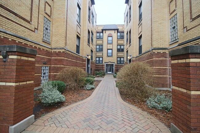 Beautiful courtyard - 4337 N Troy St