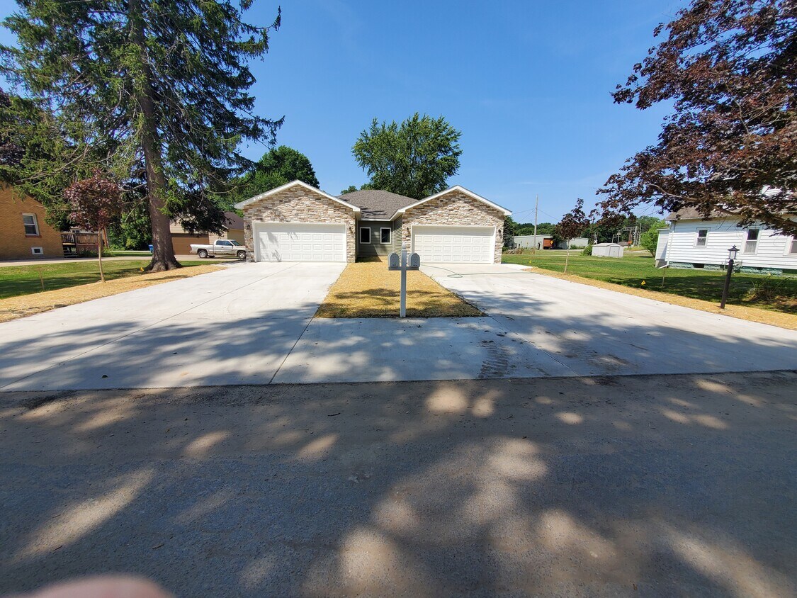 124 N 16th St, Chesterton, IN 46304 Townhome Rentals in Chesterton IN