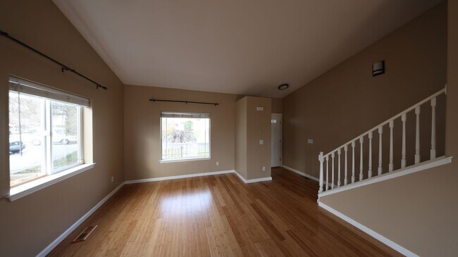 Building Photo - 4 Bed 2.5 Bath - Dog Friendly - Groups - N...
