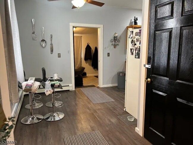 Foto del edificio - 81 Railroad Ave