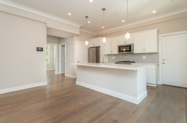 Building Photo - Check out this Jp Listing