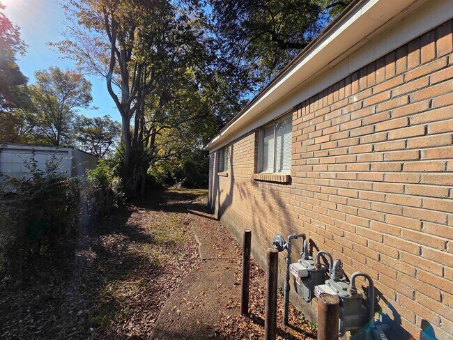 Foto del edificio - 3443 Rosamond Ave