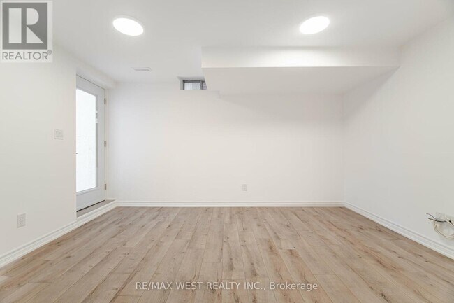 Photo du bâtiment - 5456 Whitehorn Ave