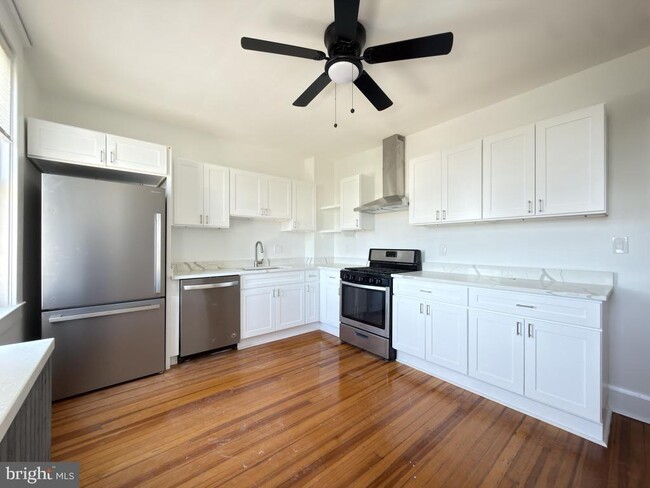 Building Photo - 1333 W 40th St