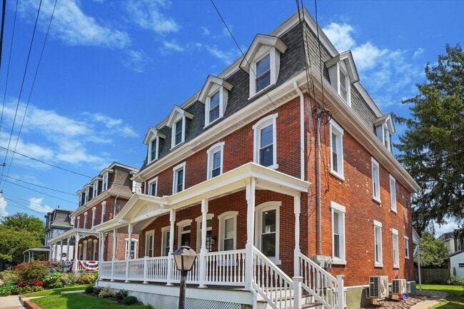 Building Photo - 405 School St