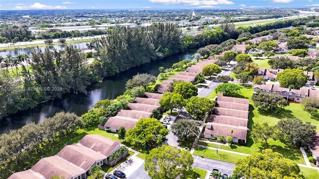 Foto del edificio - 570 Woodgate Cir