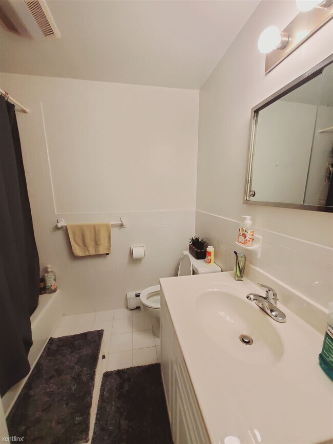 Foto del edificio - 2 br, 1.5 bath Townhome - 15 Elmwood St