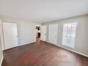 Building Photo - 729 Blackstone Ln