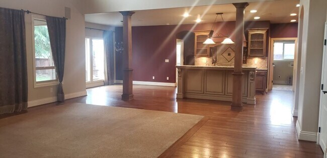 Building Photo - Beautiful 5 bedroom, 3 bath home on the Ea...