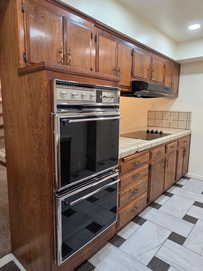 Foto del edificio - 3824 Christmas Tree Ln