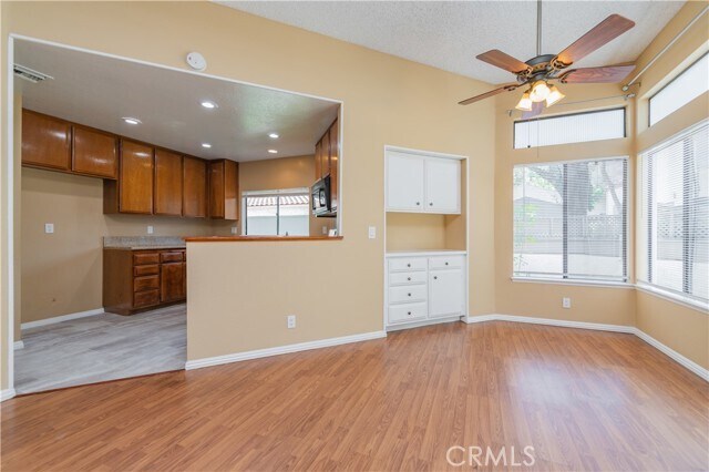 Foto del edificio - 45 Willowcrest Ln