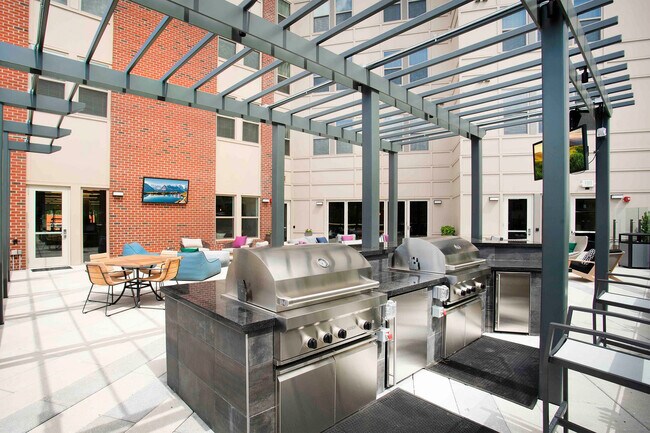 Barbacoas en la terraza de la piscina - The Alloy