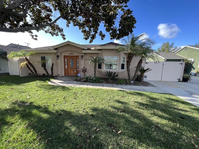 Foto del edificio - 12641 Dolan Ave