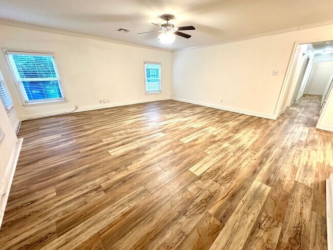 Foto del edificio - **Application Received ** Available Now! Charming 4-Bedroom Home with Modern Kitchen & Spacious B...