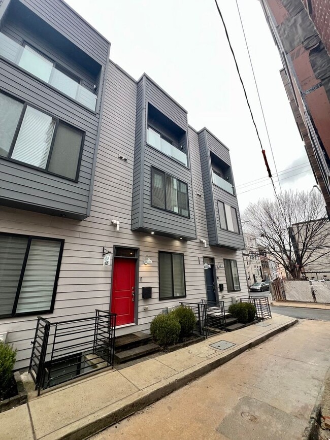 Foto del edificio - Stunning 3-Bedroom Townhome in the Heart of Fishtown! Finished Basement and Private Rooftop Deck ...