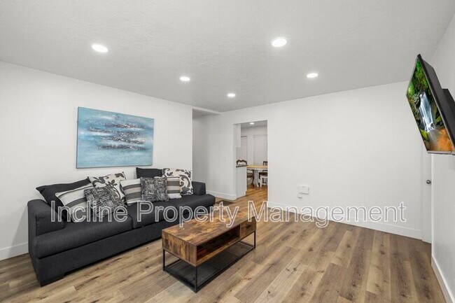 Foto del edificio - 706 900 E