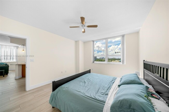 Bedroom - 2000 N Bayshore Dr