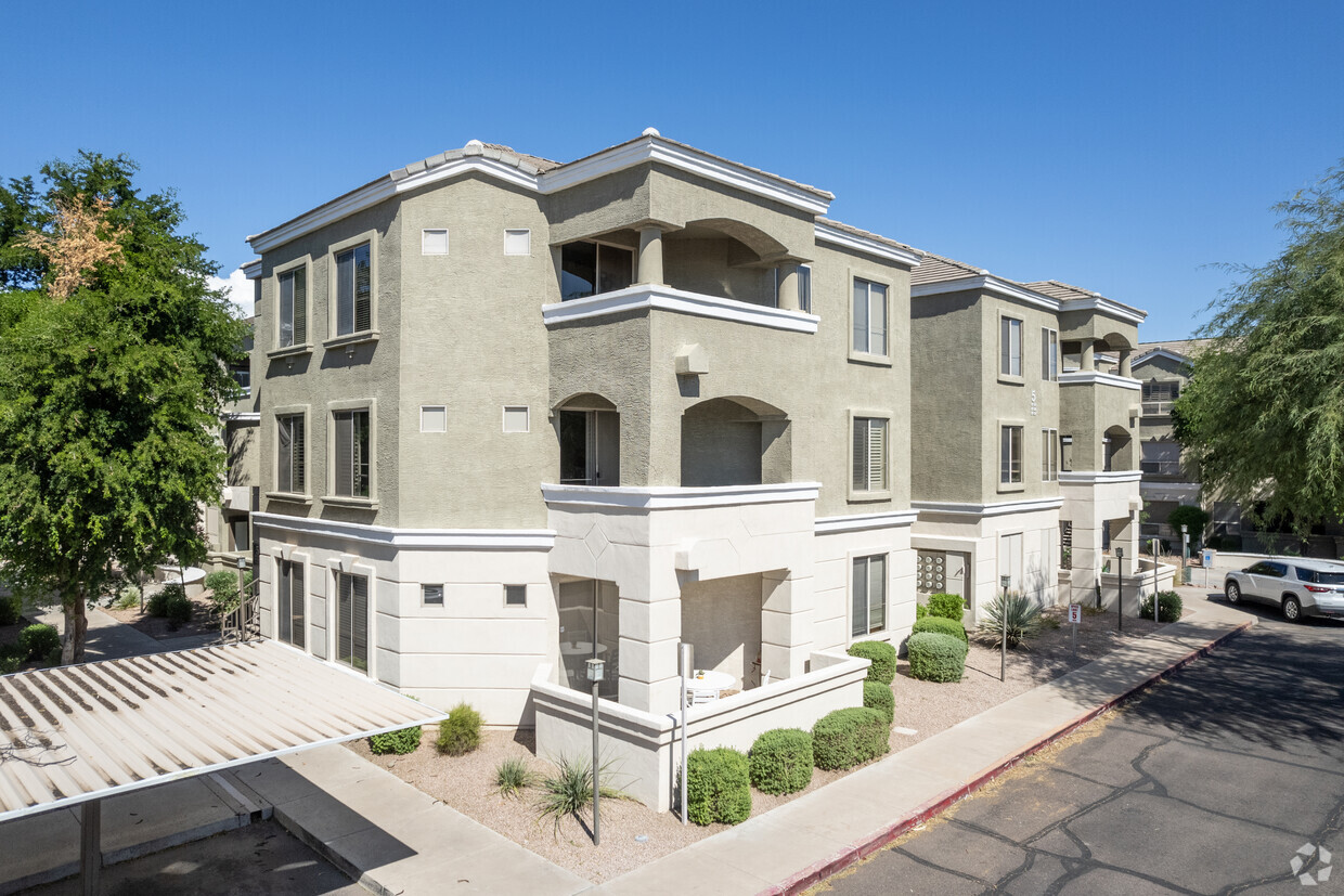 Primary Photo - The Carlyle Apartment Homes