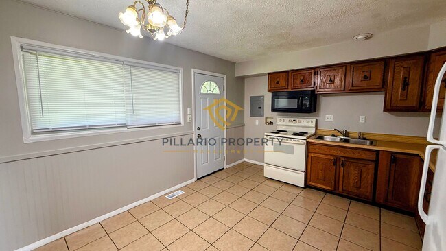Foto del edificio - 3-Bedroom Home Near Indianapolis Motor Speedway with Attached Garage, Available NOW!