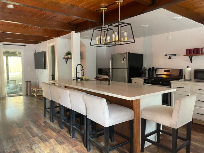 Foto del edificio - Fabulous home in the woods!