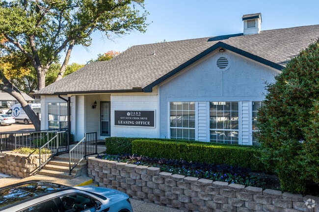 Building Photo - Oaks at Duck Creek