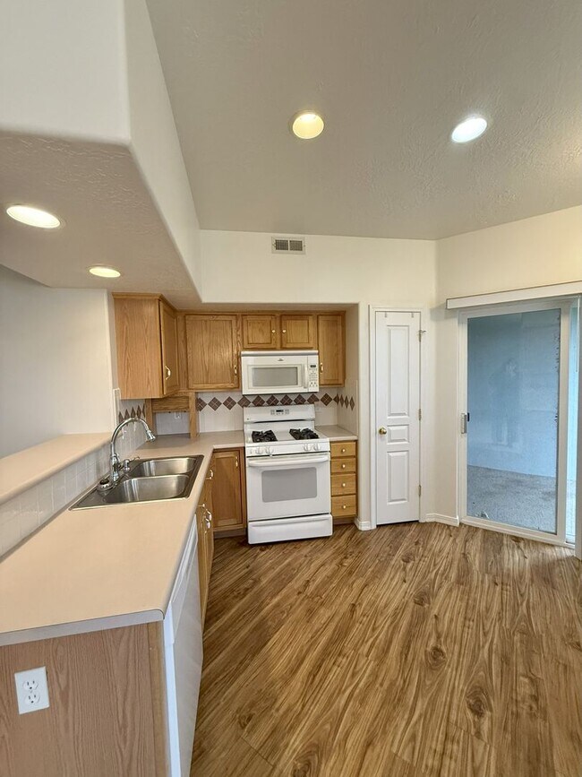 Foto del edificio - Charming 2-Bedroom Bottom-Unit Townhome wi...