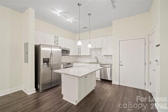 Building Photo - 716 N Davidson St