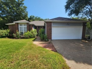 Building Photo - 13406 Briar Hollow Dr