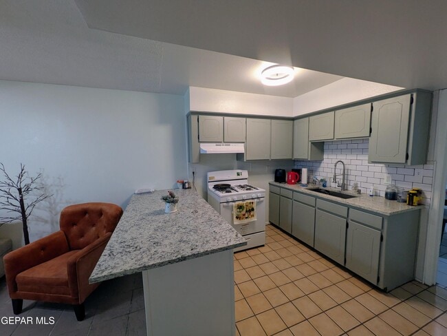 Building Photo - 709 Tays St