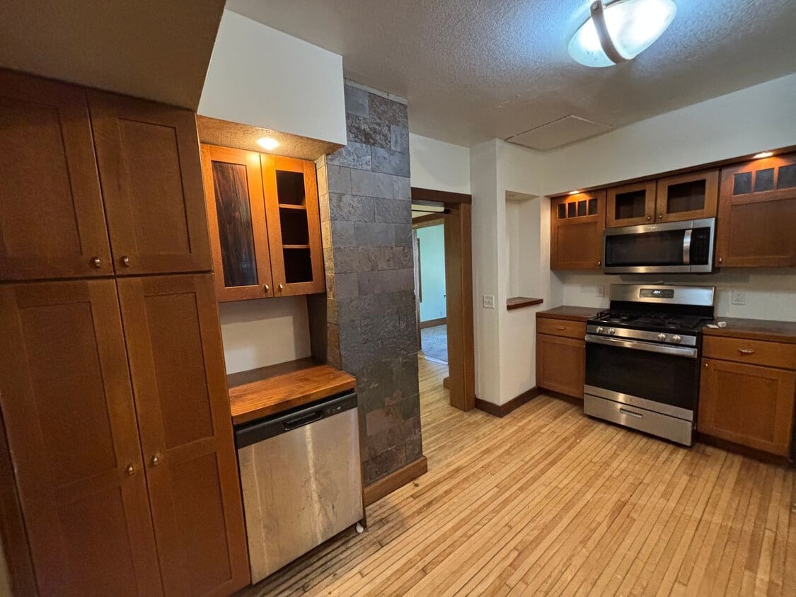 Primary Photo - Single Family Home in Bryn Mawr/Harrison - Updated Kitchen + Dishwasher!