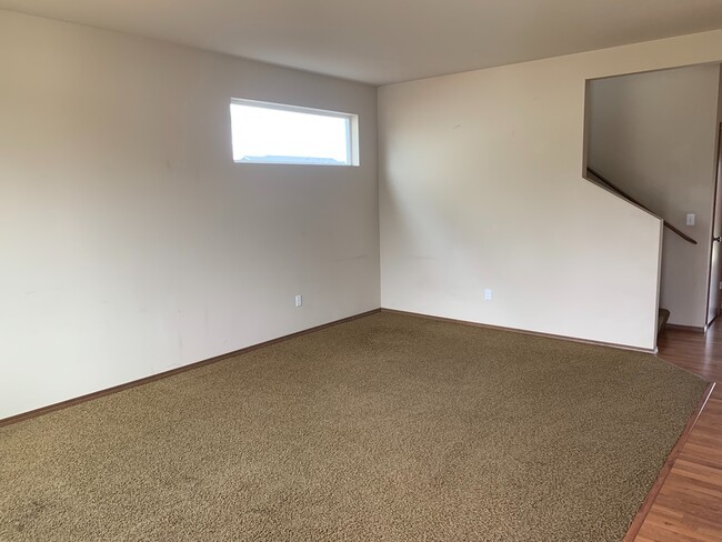 Building Photo - Large Home for Rent in Newer Neighborhood
