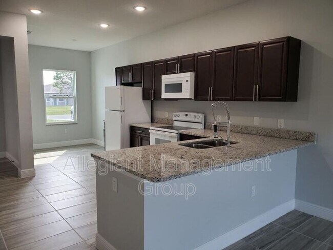 Building Photo - 521 Albatross Dr